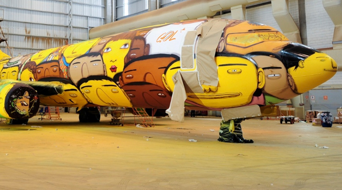 Os Gemeos расписали самолет игроков сборной Бразилии