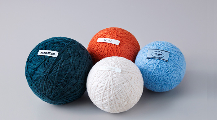 Клубки пряжи в инсталляции дуэта Lernert & Sander