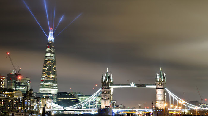 На лондонском небоскребе "Осколок" появилась световая инсталляция