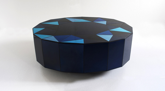 Объект желания: стол из кусочков изумрудного зеркала