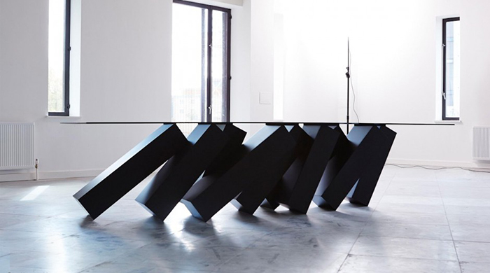 "Падающий" стол Megalith от Duffy London