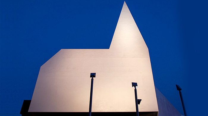 Немецкая придорожная церковь в виде головы Бэтмена