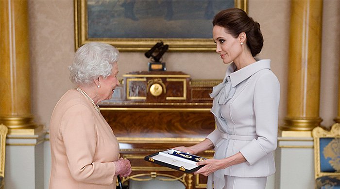 Елизавета II лично вручила Анджелине Джоли титул кавалерственной дамы