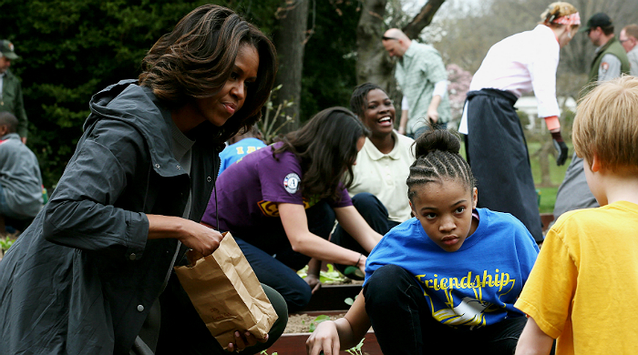 Мишель Обама на шестой посадке огорода у Белого дома