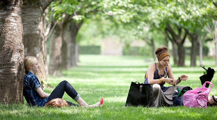 Элизабет Олсен, Дакота Фаннинг и Деми Мур в трейлере фильма "Очень хорошие девочки"