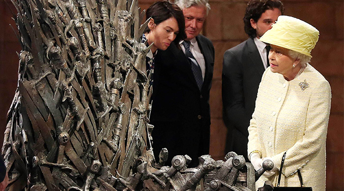 Елизавета II побывала на съемочной площадке "Игры престолов"