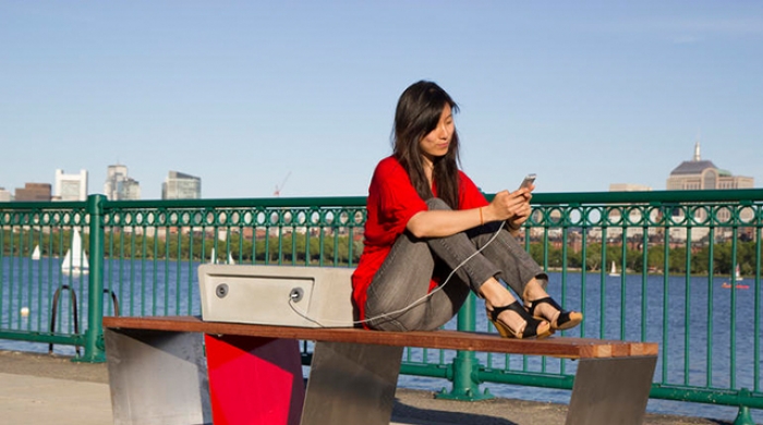 Жители Бостона смогут подзаряжать телефоны от скамеек