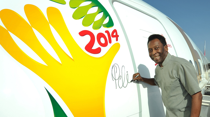 Эмирейтс запустили лайнеры с автографами Пеле