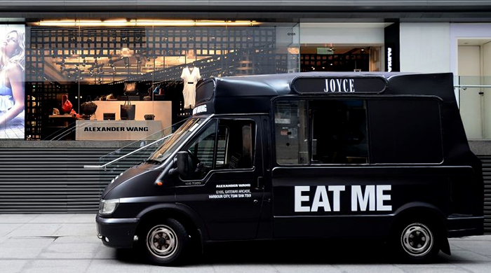 Александр Ванг раздает мороженое