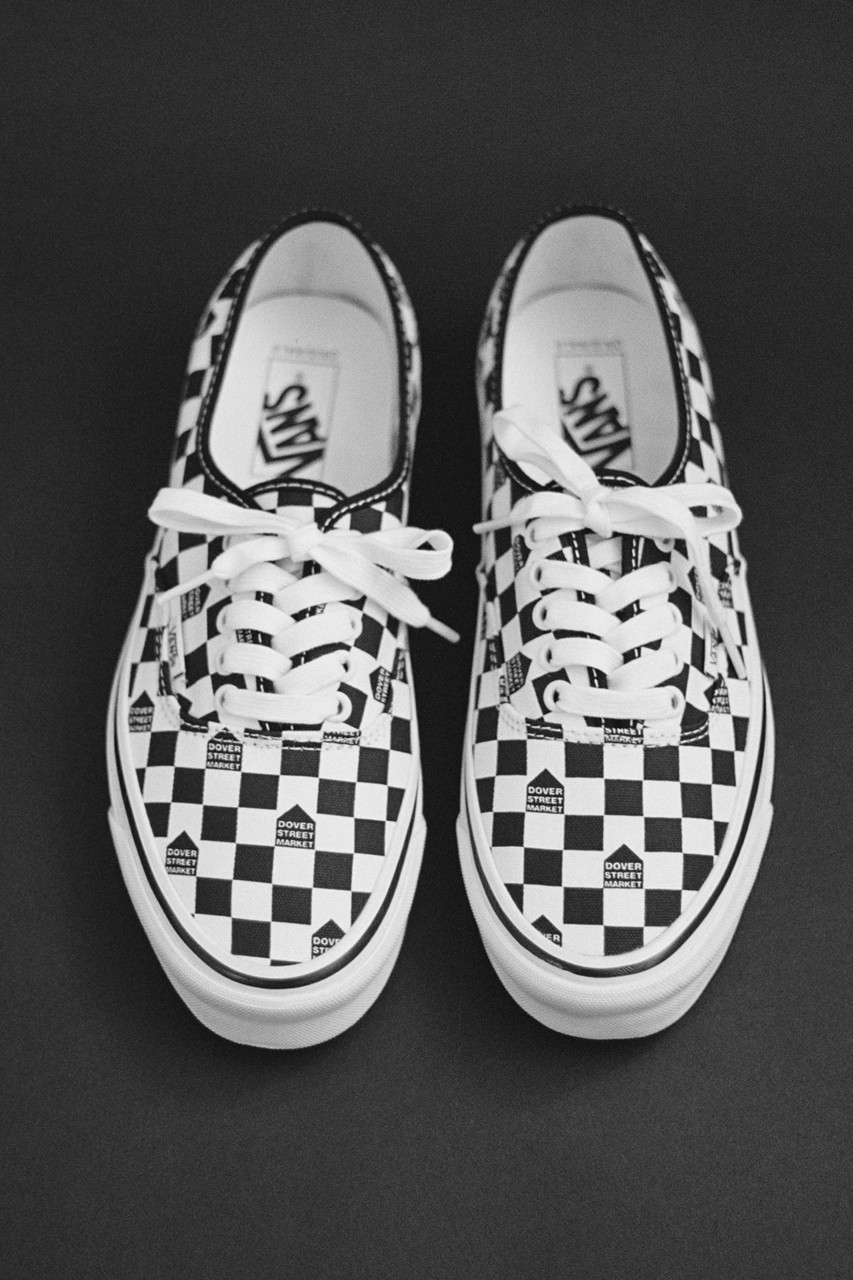 Vans выпустил слипоны с лого Dover Street Market вместо «шашечек» (фото 4)