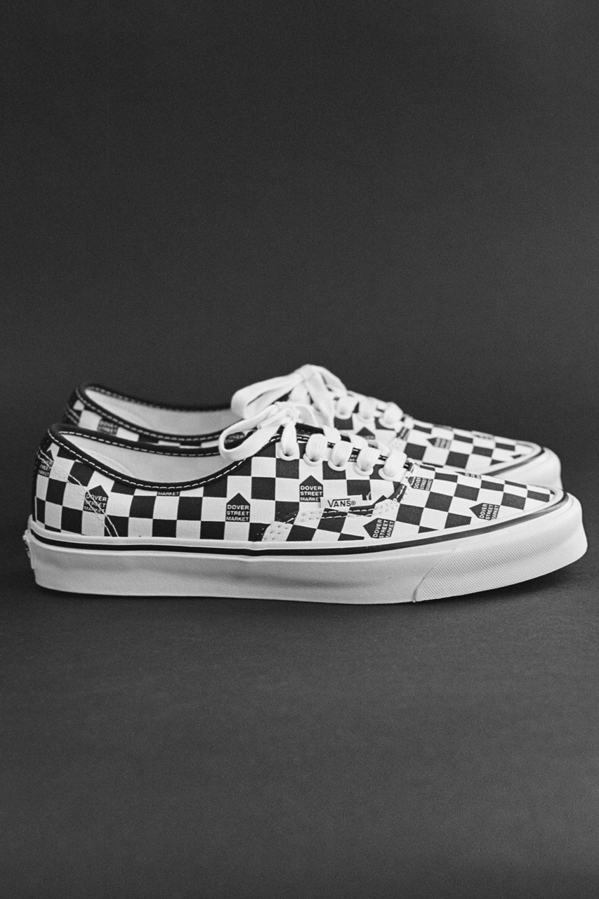 Vans выпустил слипоны с лого Dover Street Market вместо «шашечек» (фото 3)