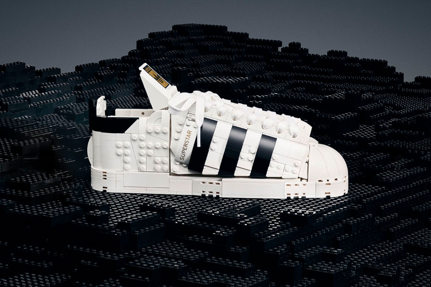 Lego и adidas Originals переосмыслили кроссовки Superstar (фото 6)