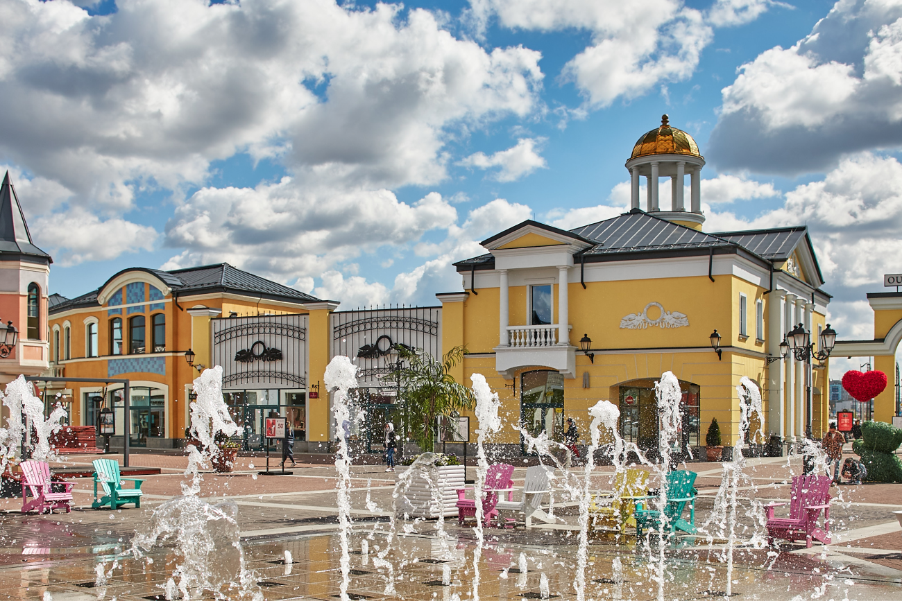 Аутлет белая дача магазины. Аутлет белая дача. Outlet Village белая дача. Аутлет белая дача фонтаны. Аутлет белая дача детская площадка.