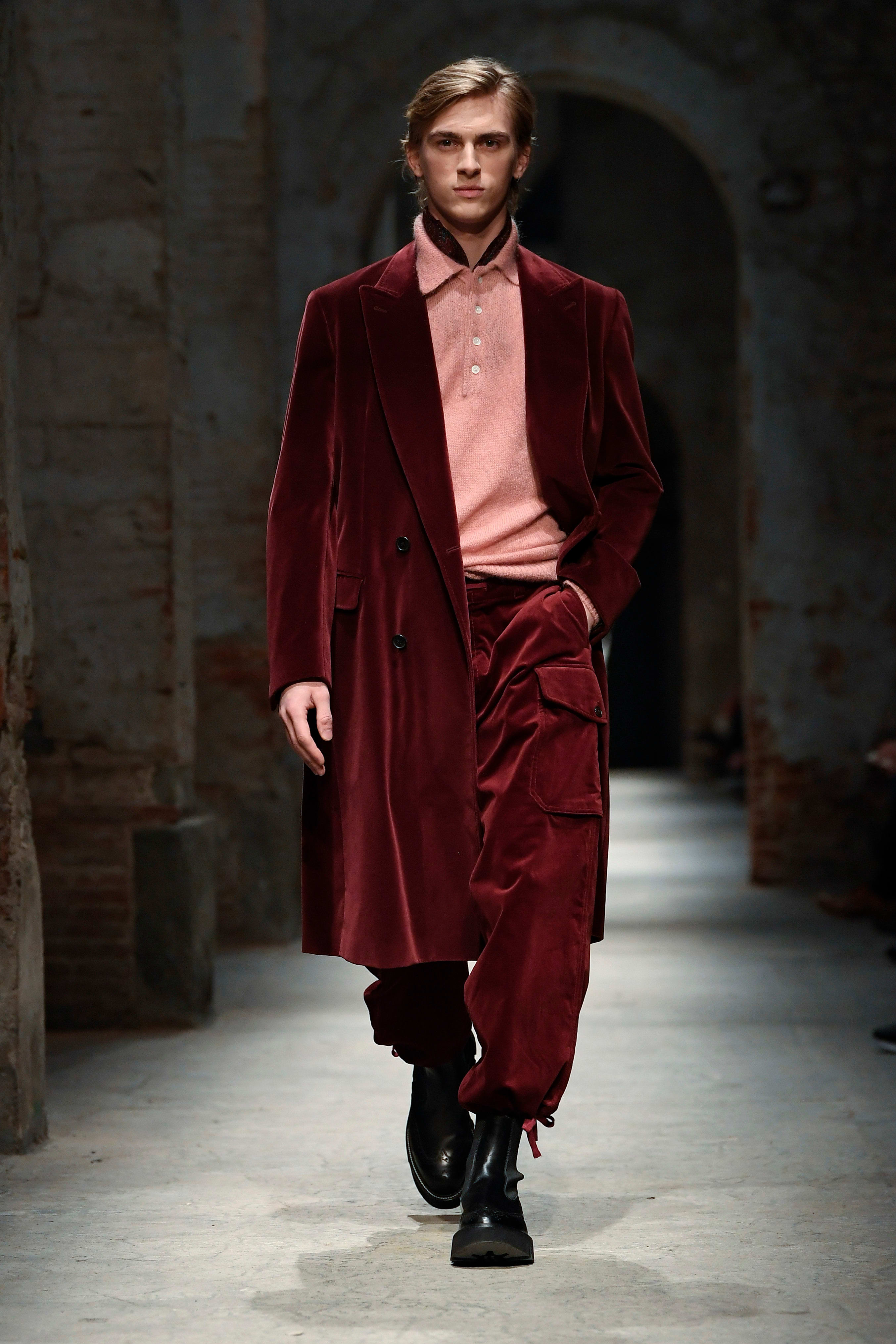 Широкие плечи, деним и дедушкин свитер: 7 трендов мужской моды с выставки Pitti Uomo (фото 5)