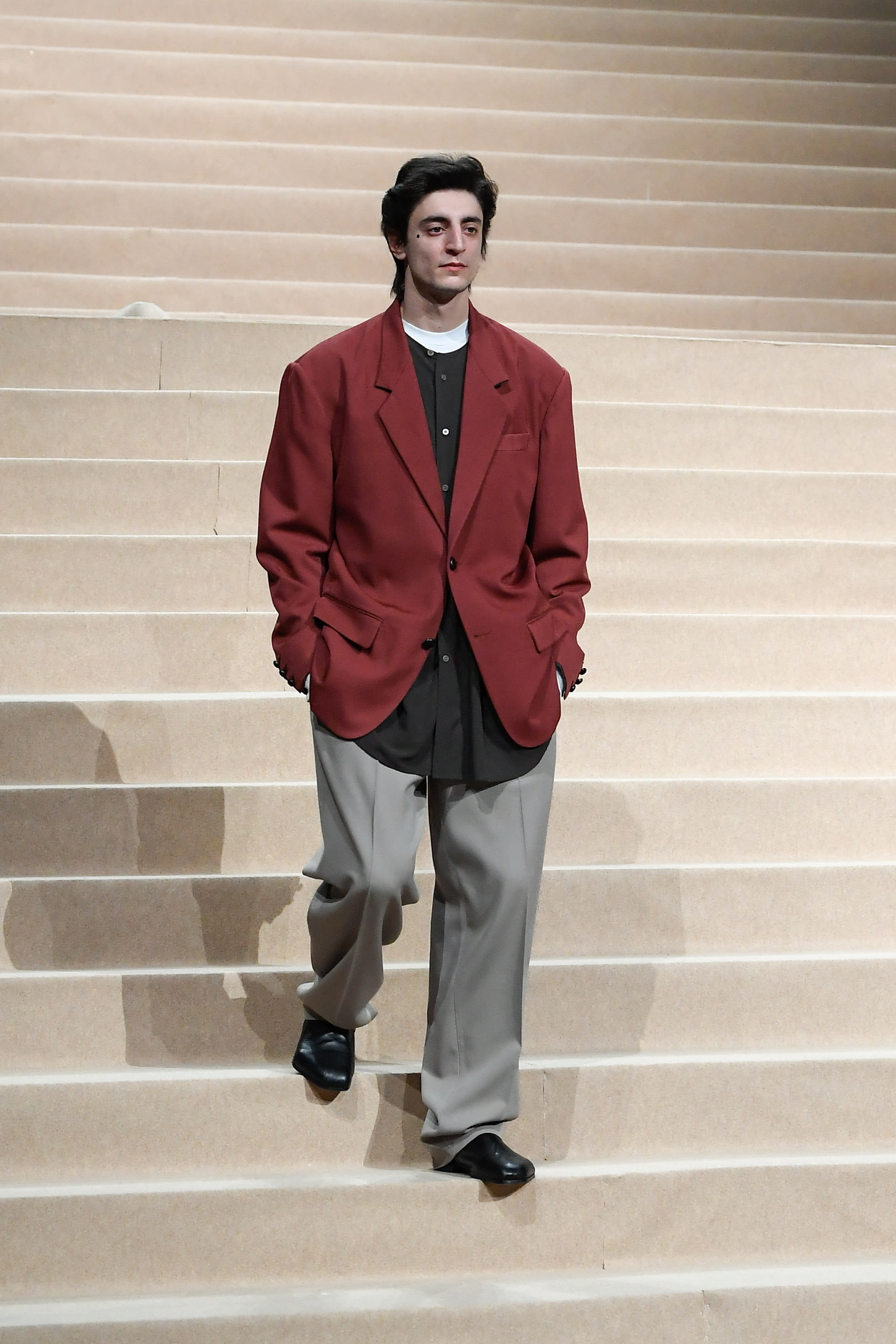 Широкие плечи, деним и дедушкин свитер: 7 трендов мужской моды с выставки Pitti Uomo (фото 10)