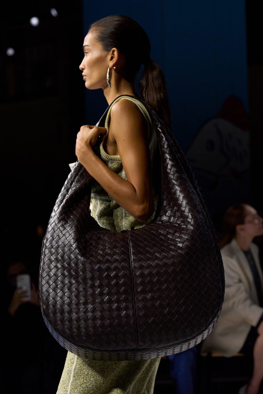 Что вы несете: самые модные сумки весны 2024. Выбор BURO. (фото 10)
