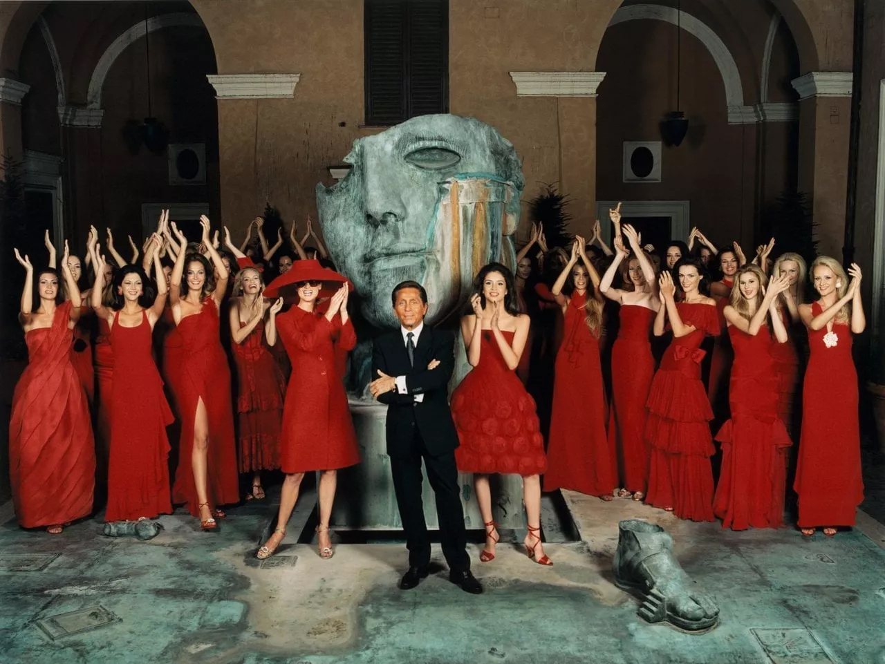 Последний император итальянской моды: Валентино Гаравани в 10 фотографиях (фото 9)