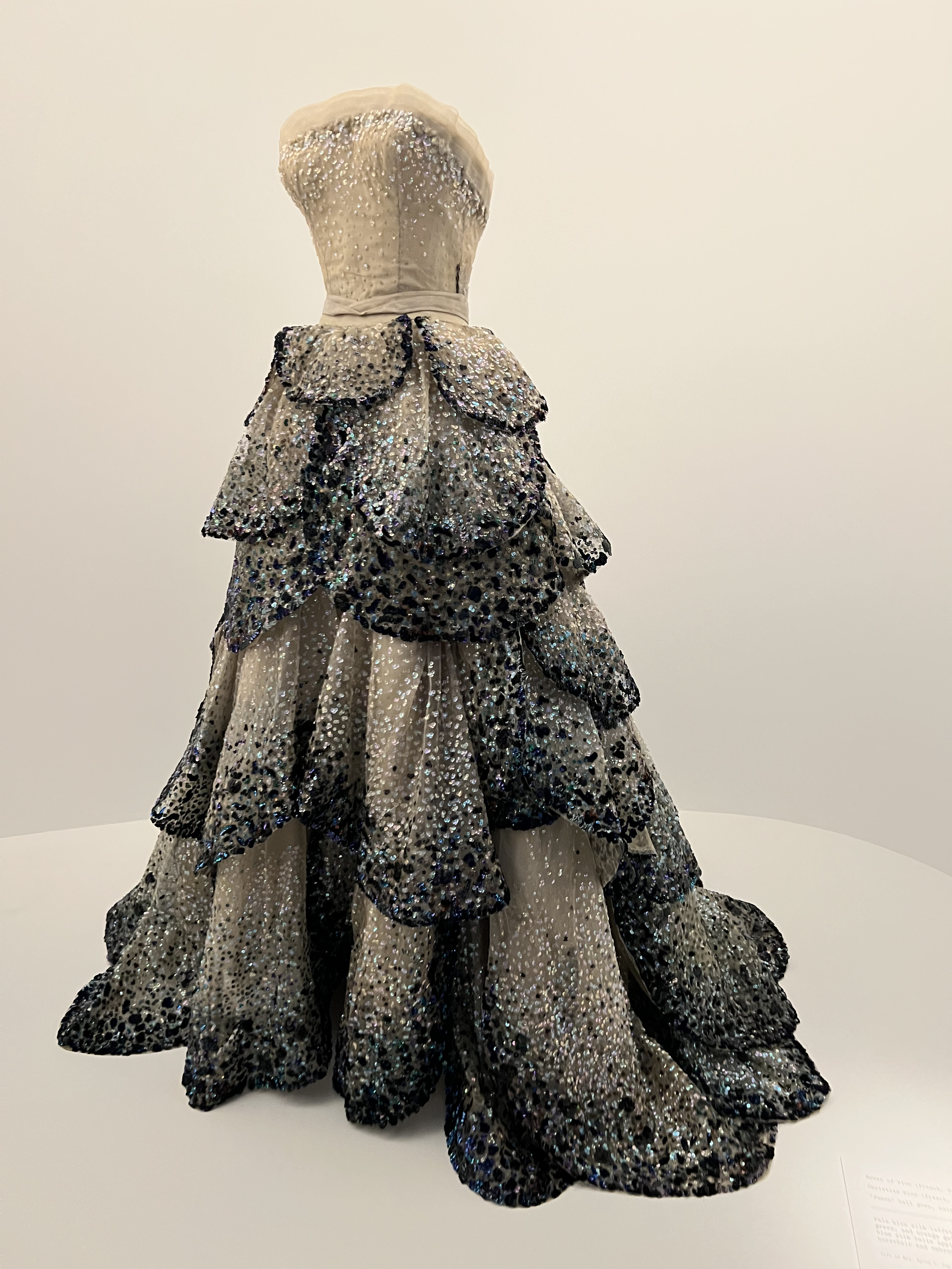 Вдохнуть Schiaparelli и прикоснуться к Dior: главные шедевры выставки Sleeping Beauties: Reawakening Fashion (фото 5)