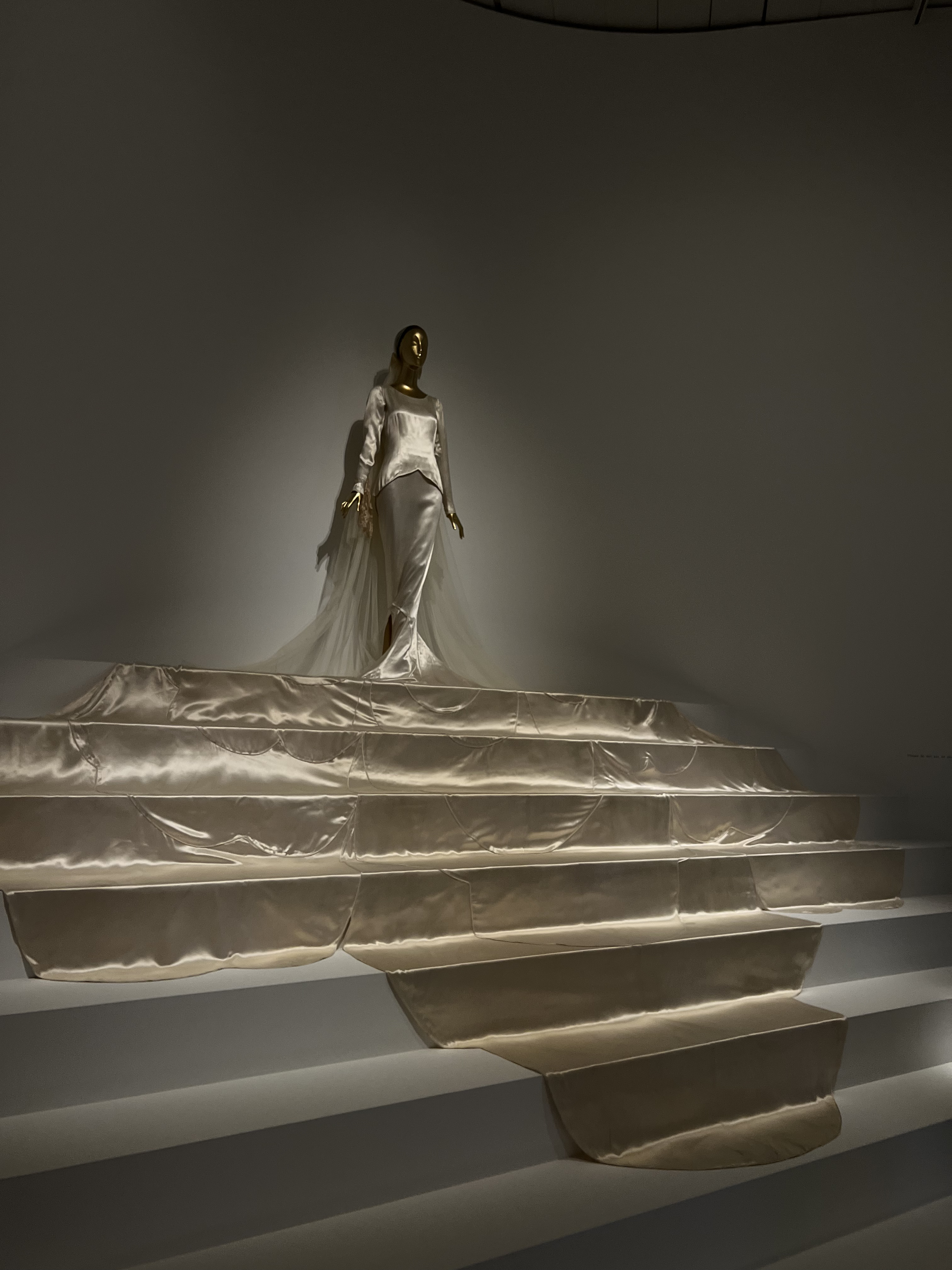 Вдохнуть Schiaparelli и прикоснуться к Dior: главные шедевры выставки Sleeping Beauties: Reawakening Fashion (фото 8)