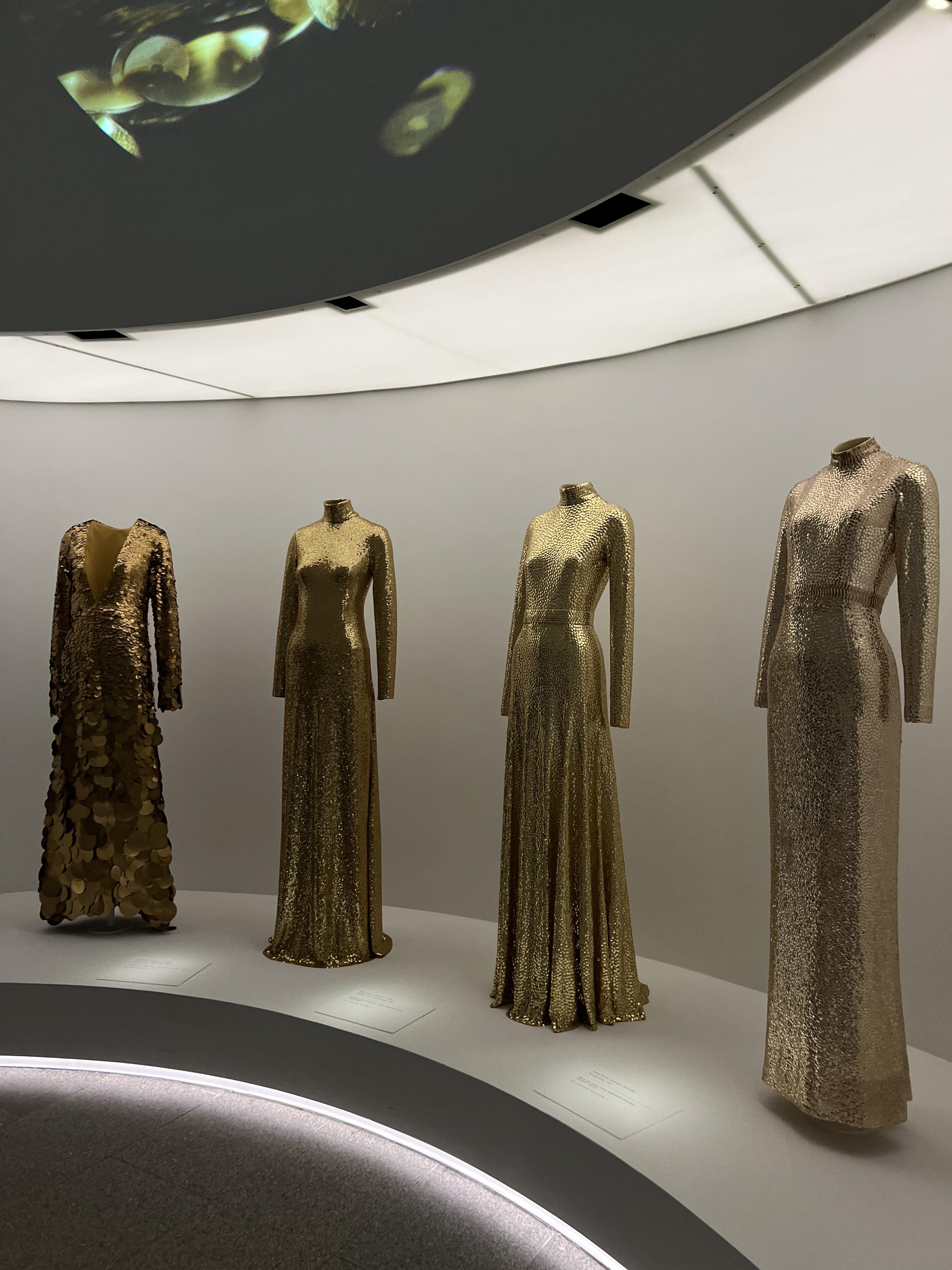 Вдохнуть Schiaparelli и прикоснуться к Dior: главные шедевры выставки Sleeping Beauties: Reawakening Fashion (фото 9)