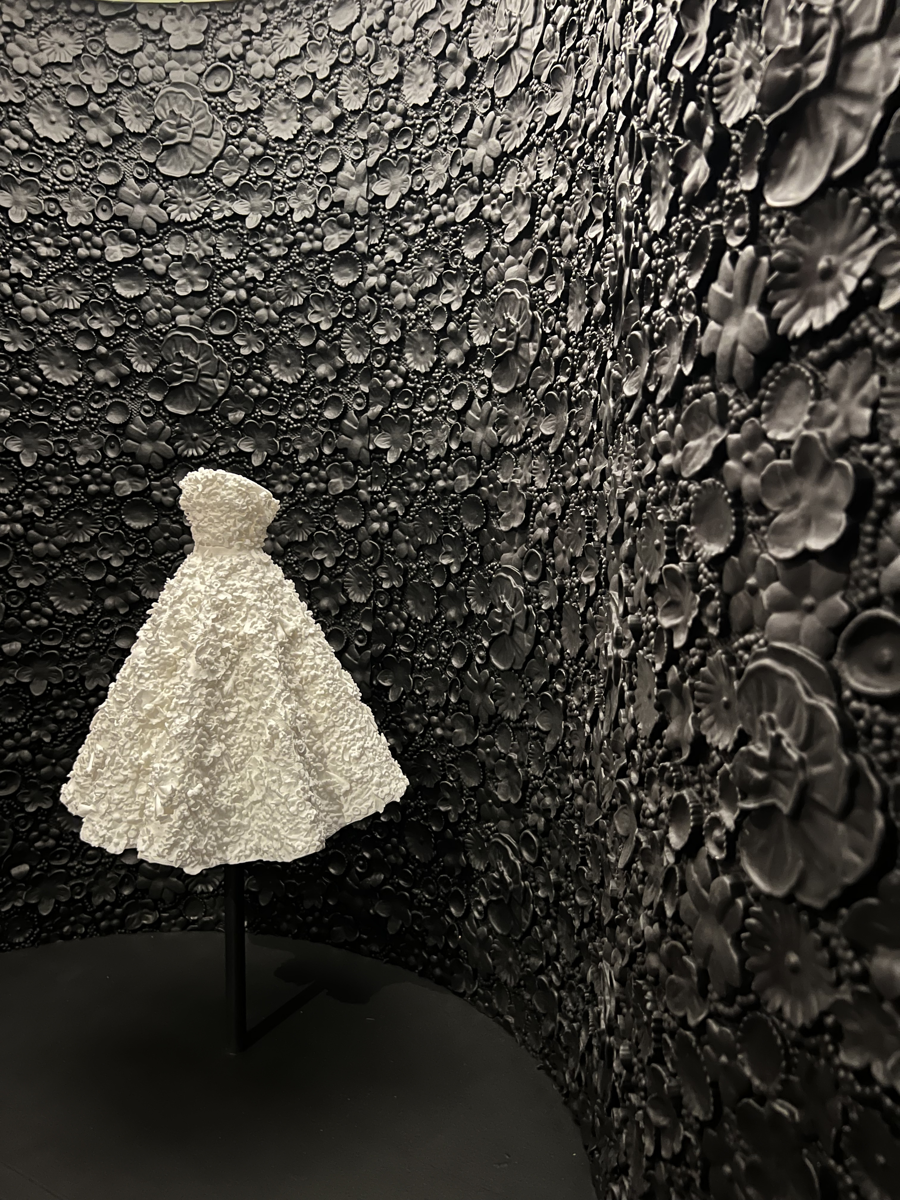 Вдохнуть Schiaparelli и прикоснуться к Dior: главные шедевры выставки Sleeping Beauties: Reawakening Fashion (фото 14)