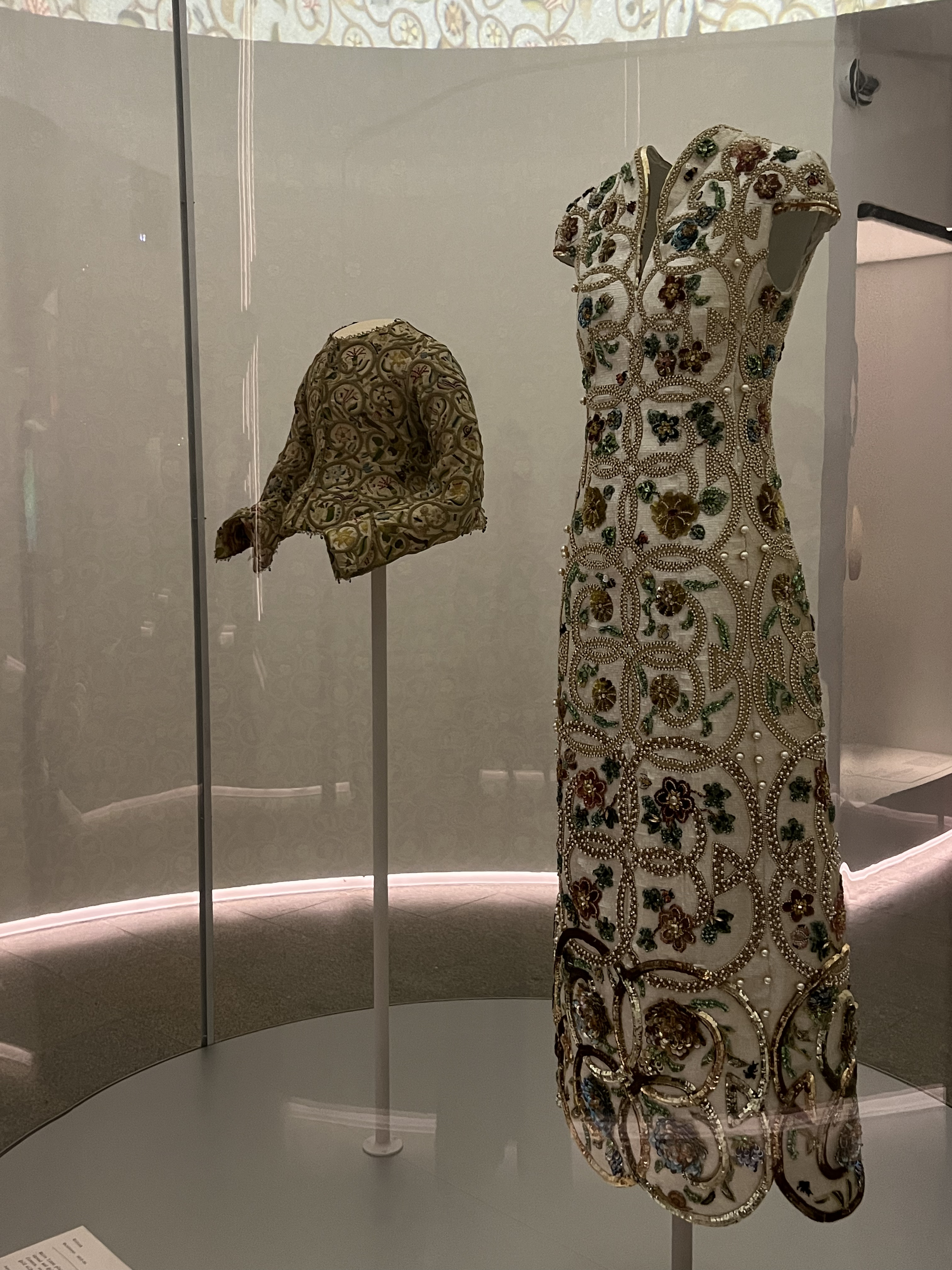 Вдохнуть Schiaparelli и прикоснуться к Dior: главные шедевры выставки Sleeping Beauties: Reawakening Fashion (фото 38)