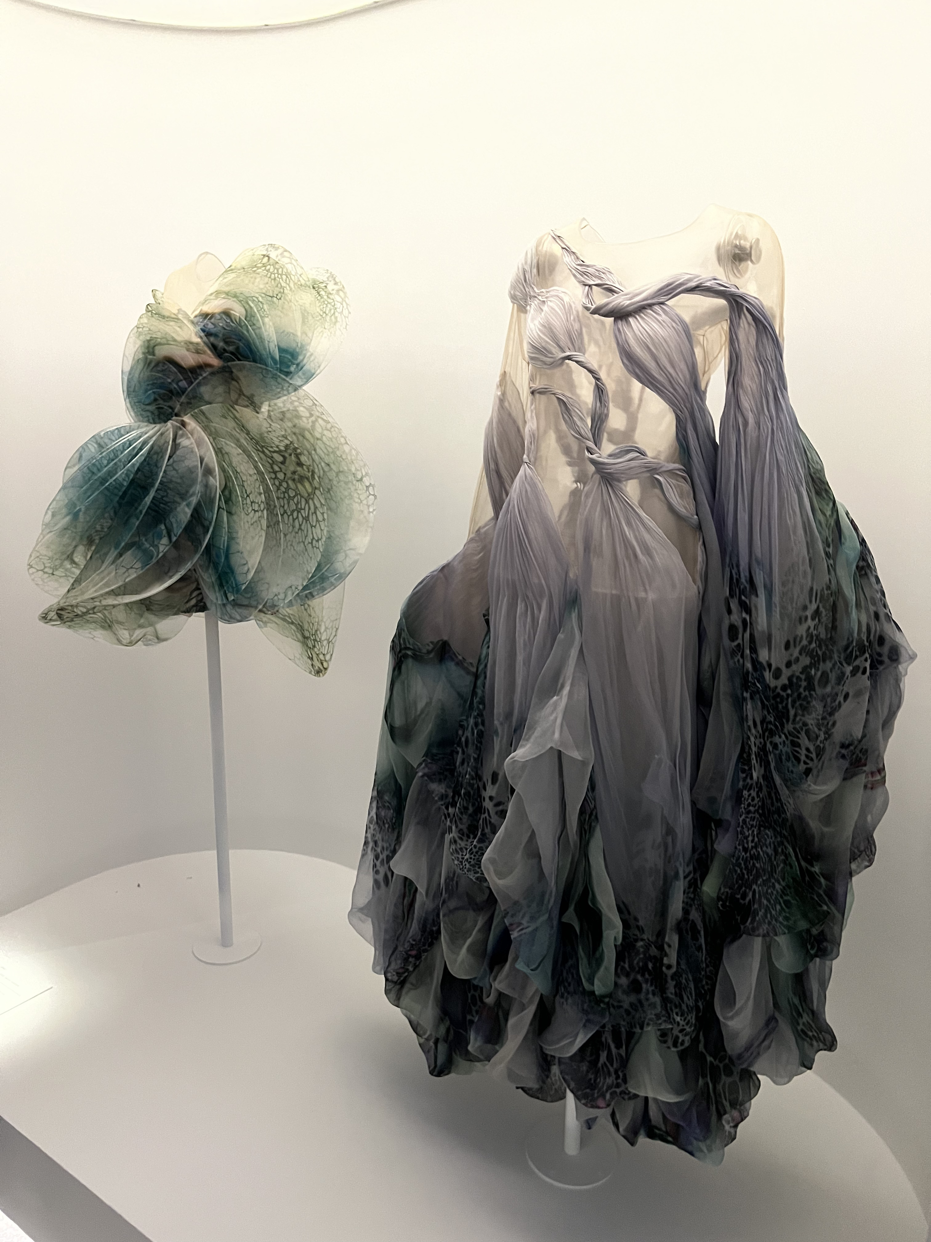 Вдохнуть Schiaparelli и прикоснуться к Dior: главные шедевры выставки Sleeping Beauties: Reawakening Fashion (фото 51)