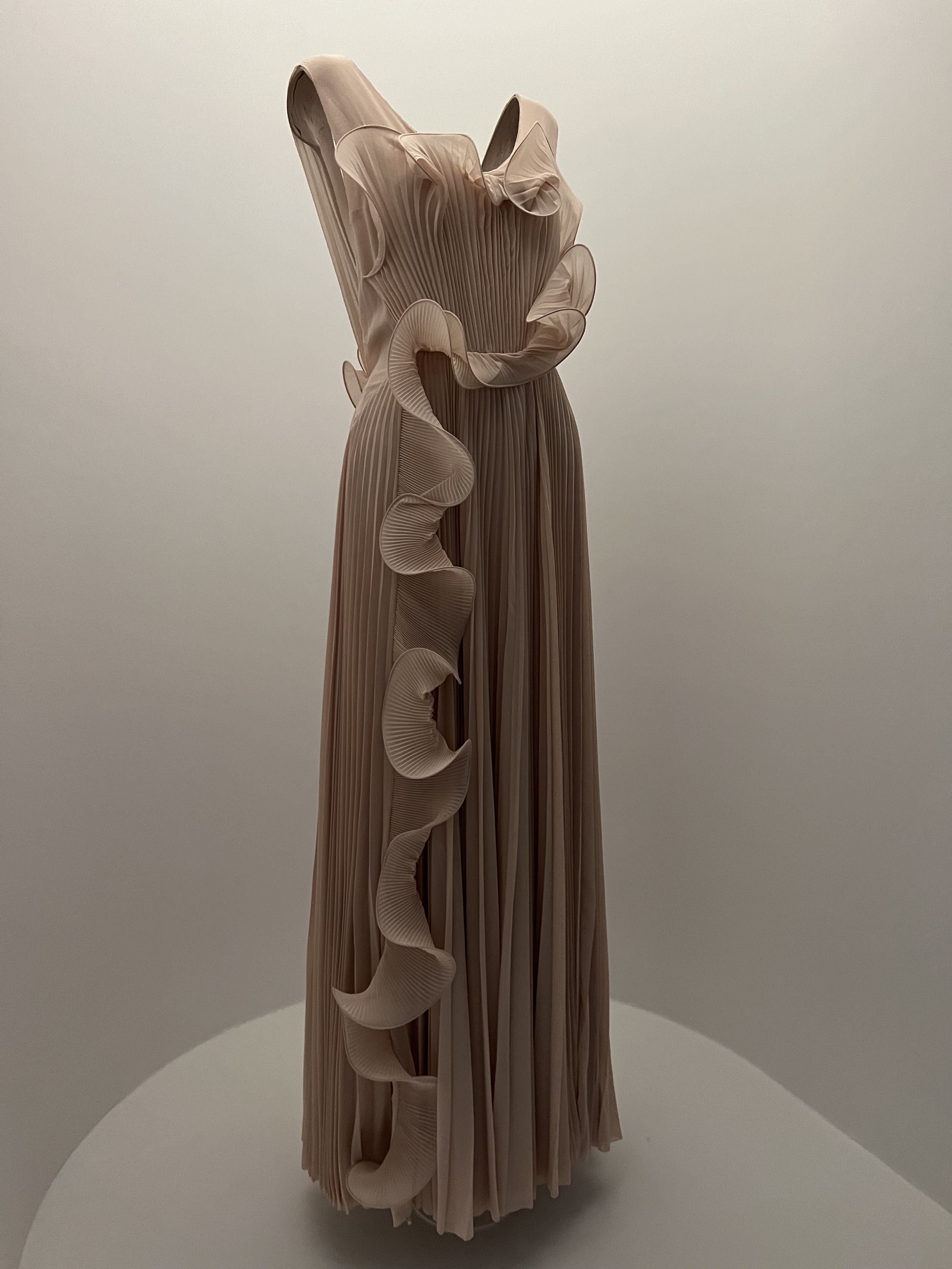 Вдохнуть Schiaparelli и прикоснуться к Dior: главные шедевры выставки Sleeping Beauties: Reawakening Fashion (фото 54)