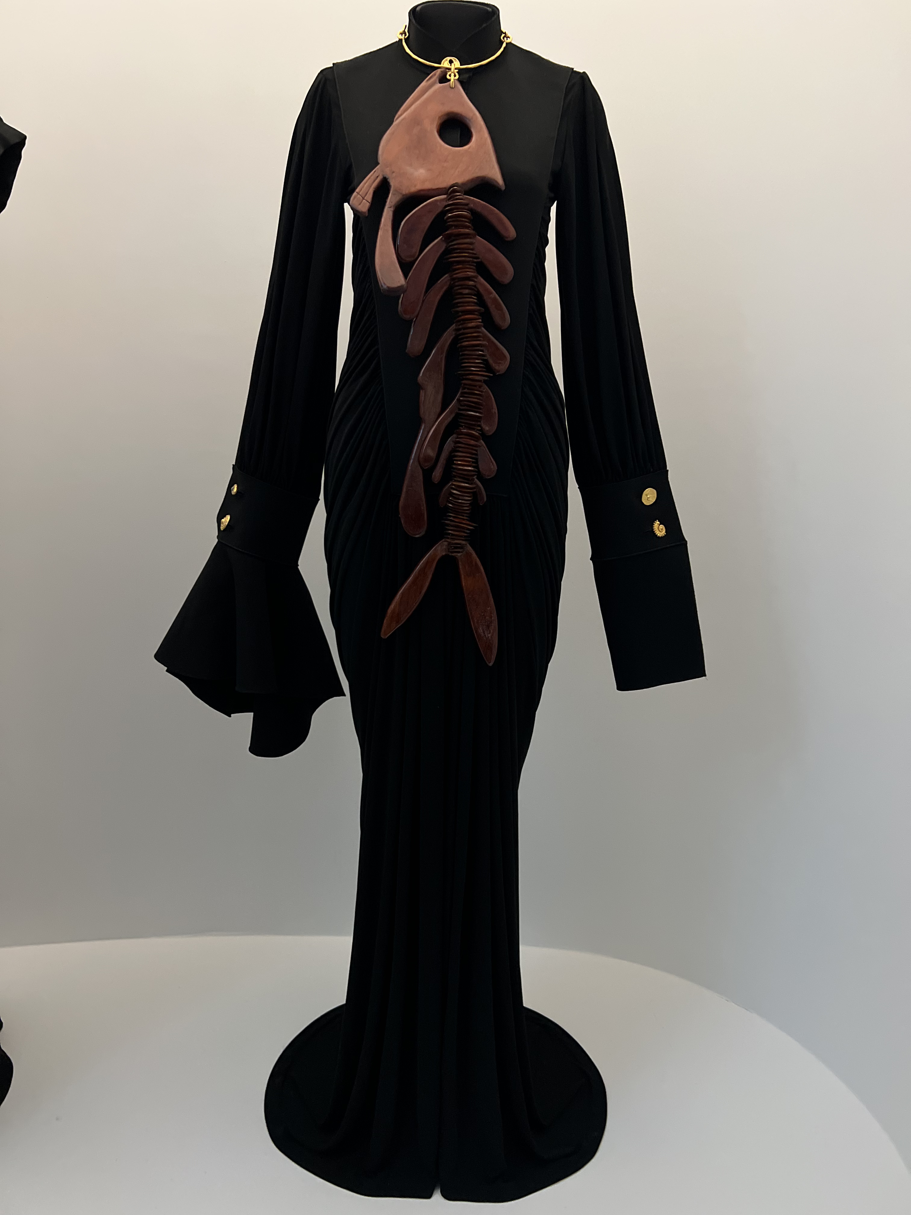 Вдохнуть Schiaparelli и прикоснуться к Dior: главные шедевры выставки Sleeping Beauties: Reawakening Fashion (фото 57)