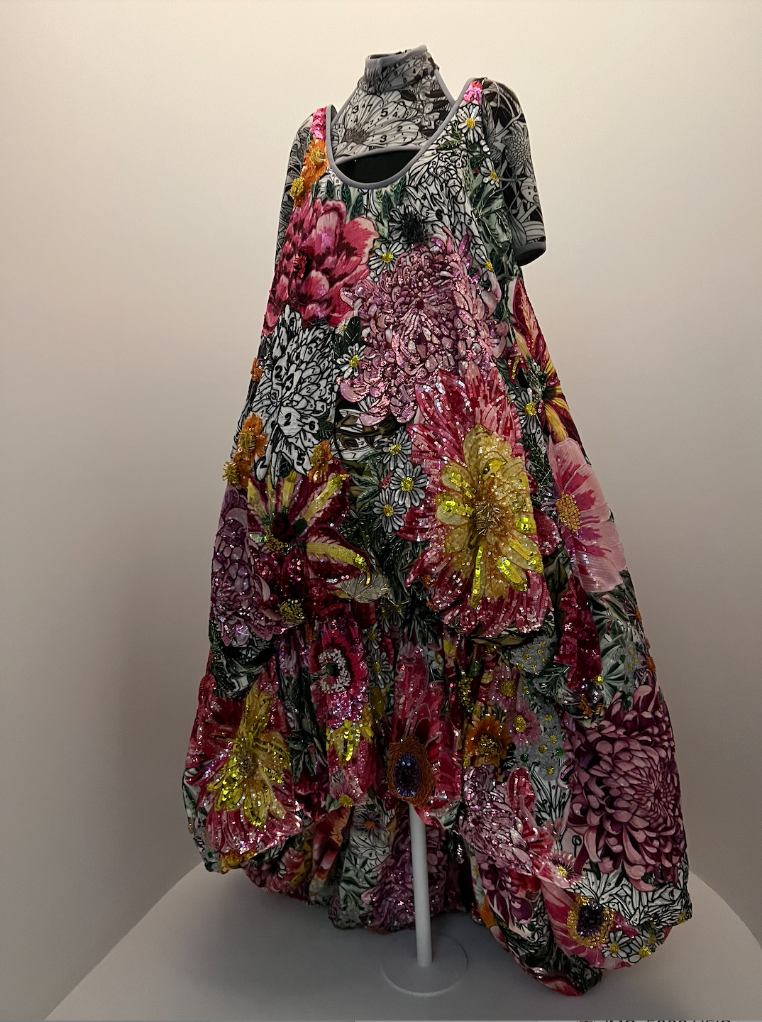 Вдохнуть Schiaparelli и прикоснуться к Dior: главные шедевры выставки Sleeping Beauties: Reawakening Fashion (фото 10)