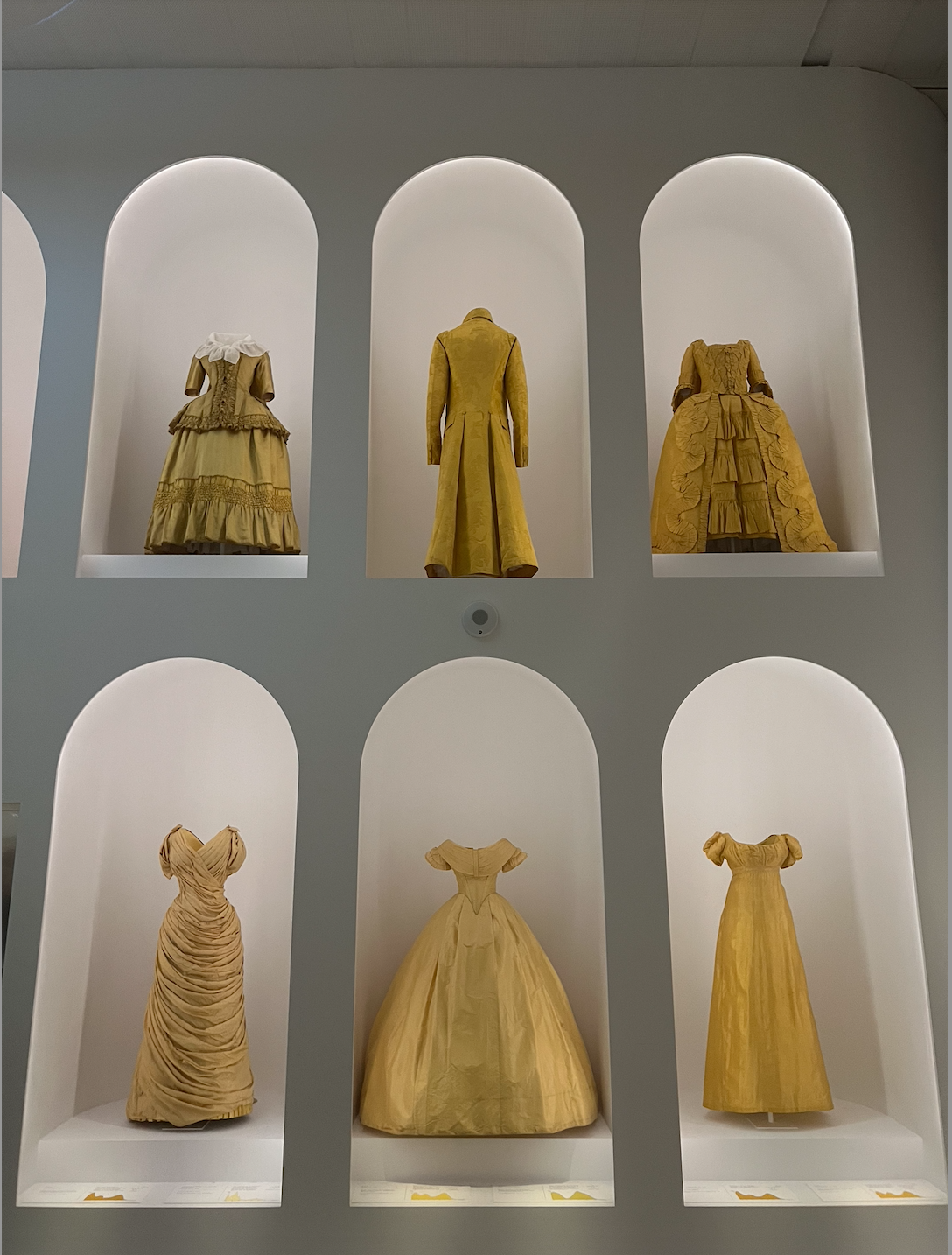 Вдохнуть Schiaparelli и прикоснуться к Dior: главные шедевры выставки Sleeping Beauties: Reawakening Fashion (фото 37)