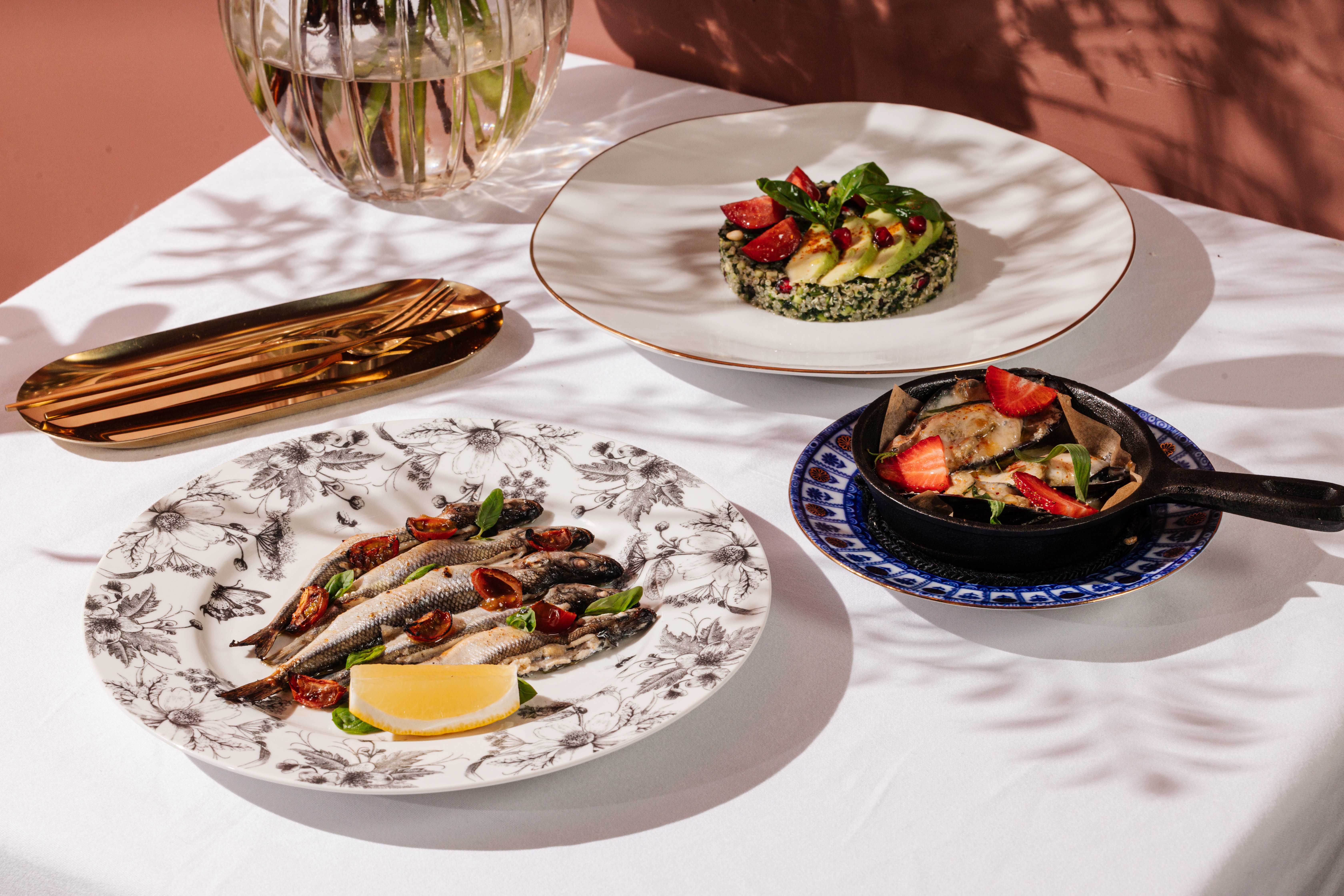 Новости ресторанов: оладьи из креветок, греческий салат с умами и улитки в бульоне с лимонным айоли (фото 2)