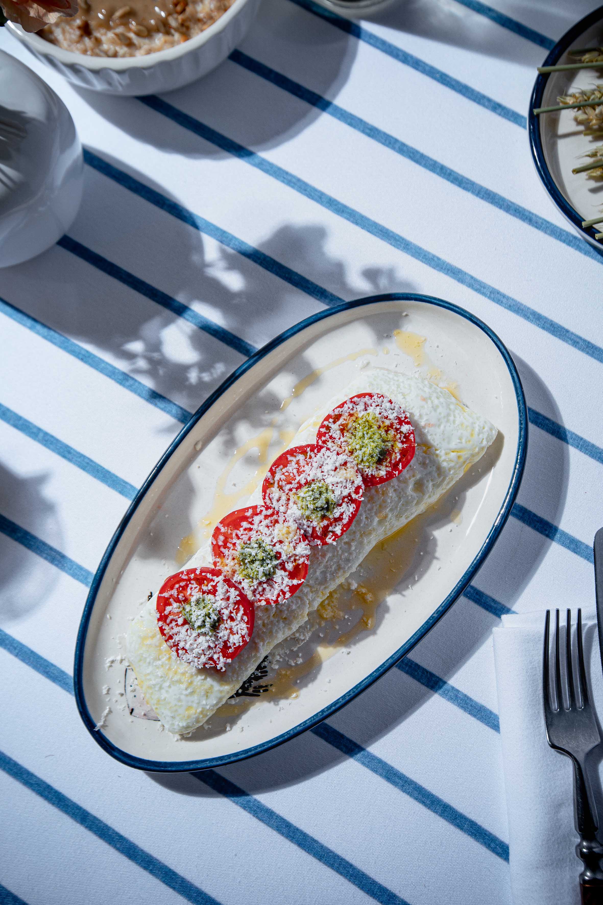 Новости ресторанов: оладьи из креветок, греческий салат с умами и улитки в бульоне с лимонным айоли (фото 7)