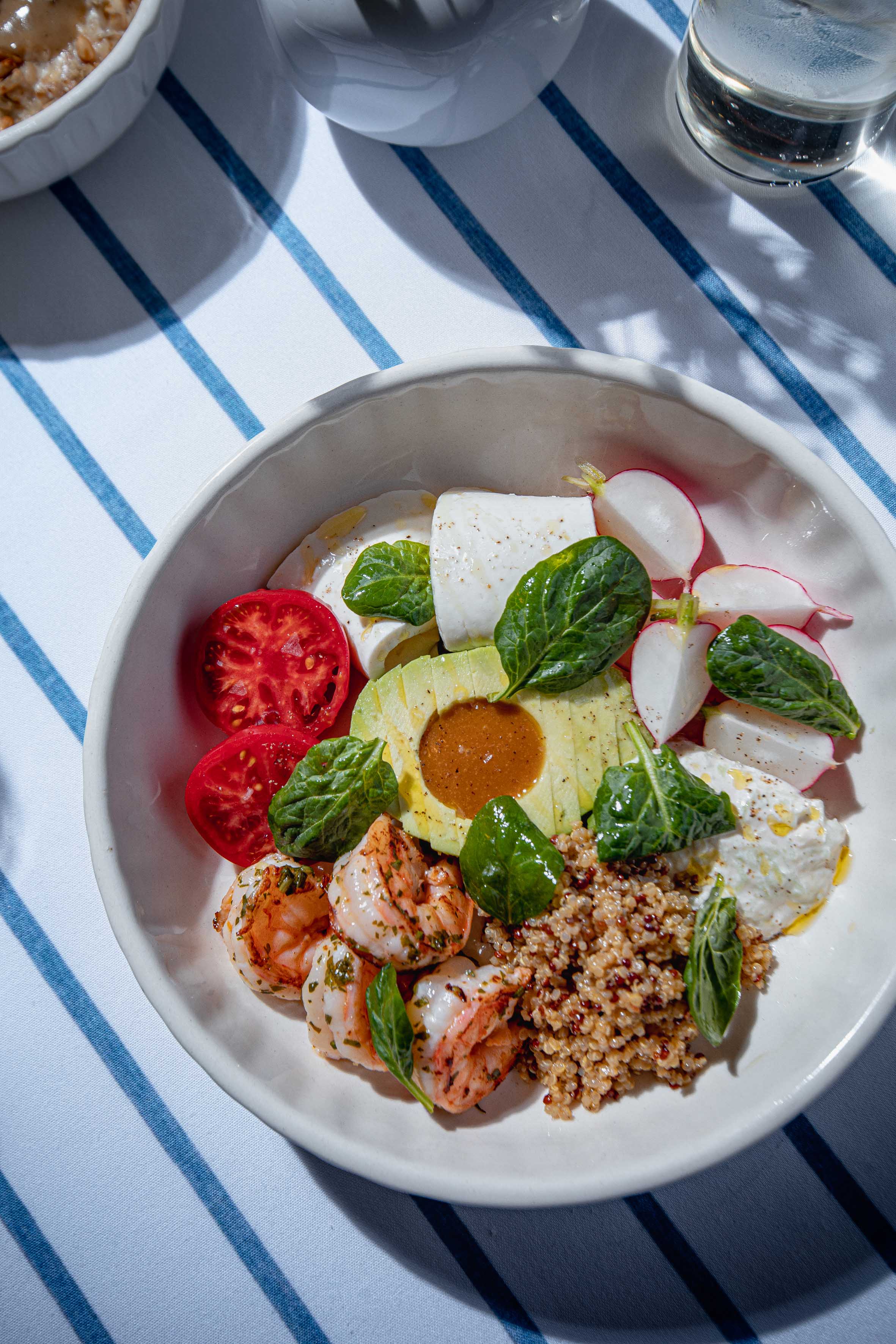 Новости ресторанов: оладьи из креветок, греческий салат с умами и улитки в бульоне с лимонным айоли (фото 8)