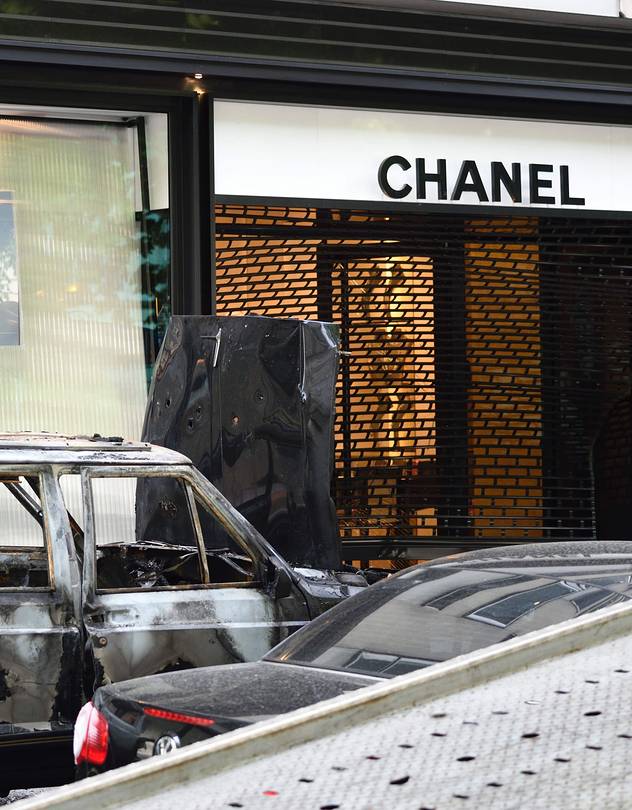 В Париже произошло ограбление бутика Chanel (фото 3)