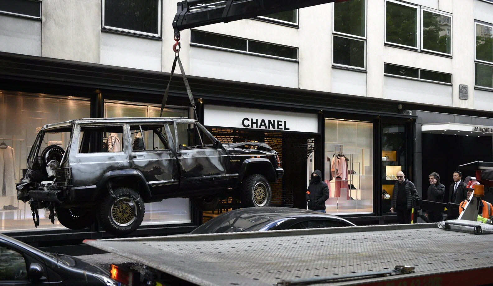 В Париже произошло ограбление бутика Chanel (фото 1)