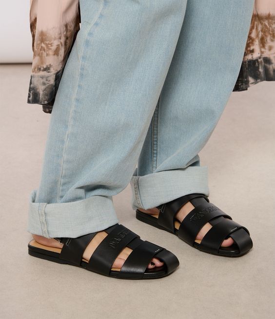 Желейные, рыбацкие и «босоногие»: cамые модные сандалии на лето (фото 4)