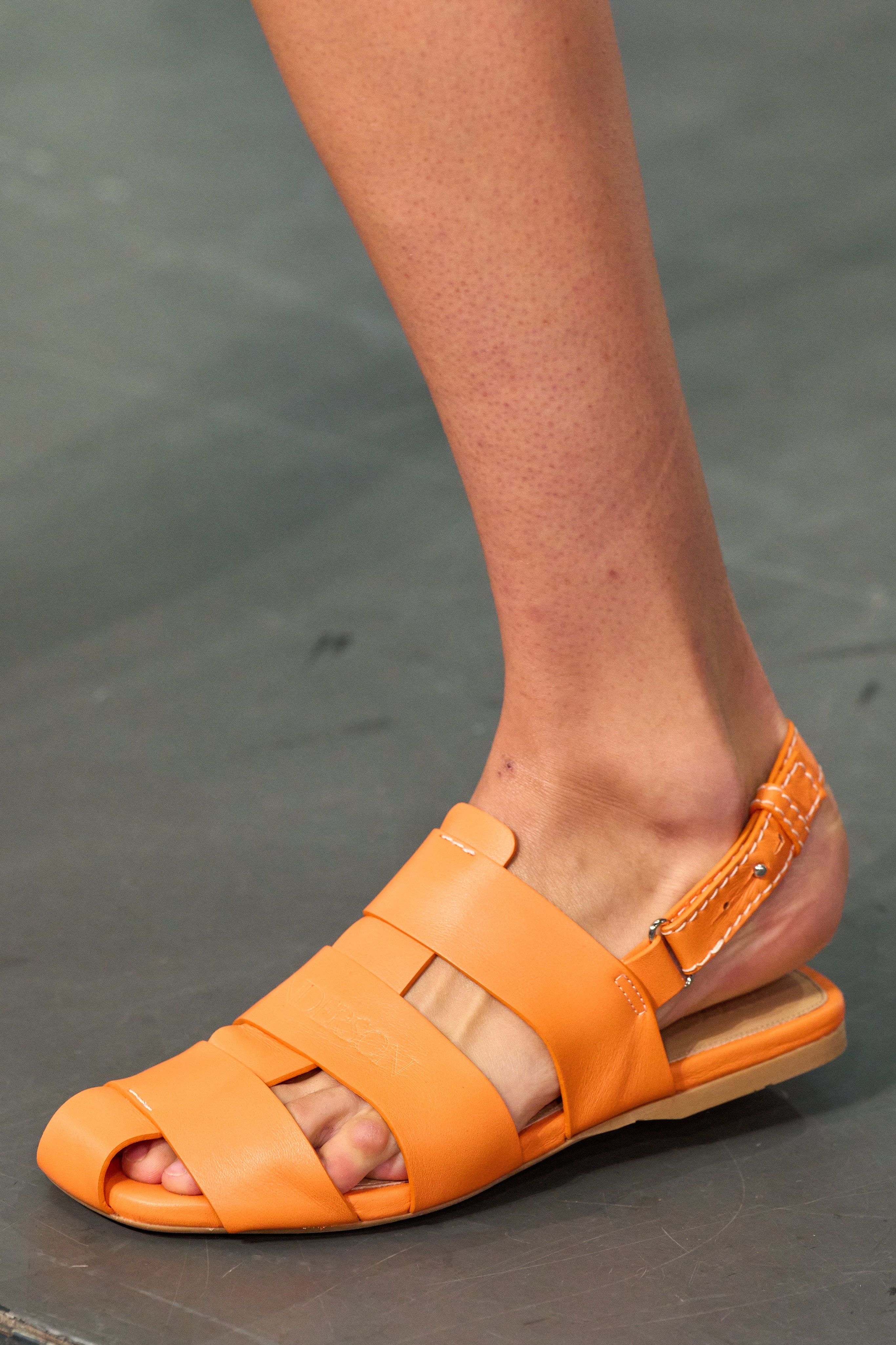 Желейные, рыбацкие и «босоногие»: cамые модные сандалии на лето (фото 3)