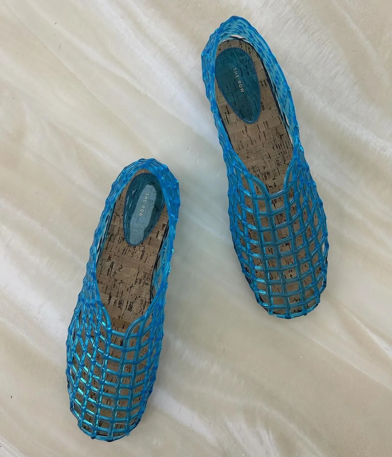 Желейные, рыбацкие и «босоногие»: cамые модные сандалии на лето (фото 13)
