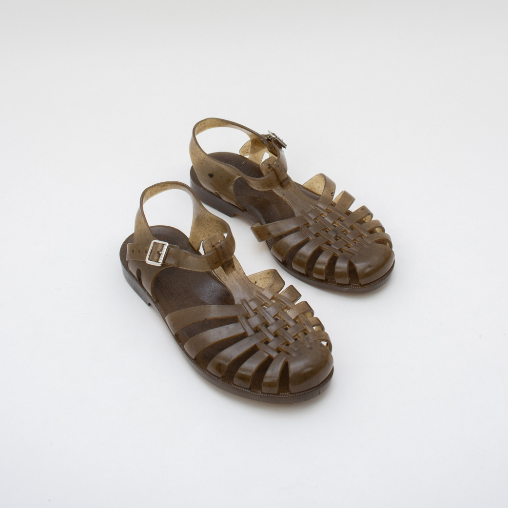 Желейные, рыбацкие и «босоногие»: cамые модные сандалии на лето (фото 17)