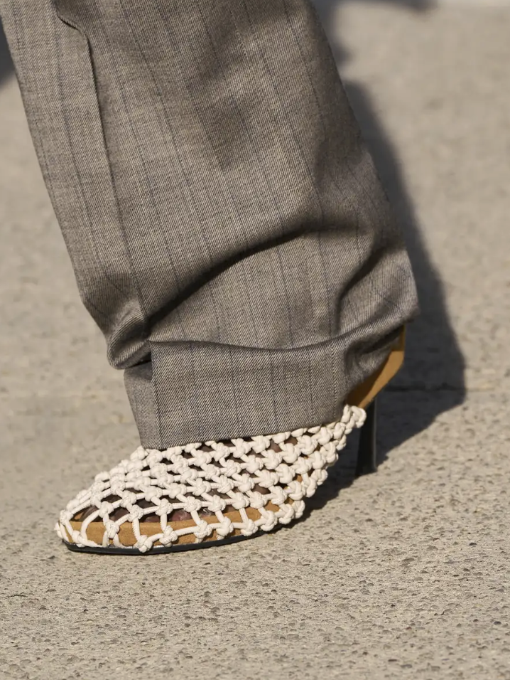 Желейные, рыбацкие и «босоногие»: cамые модные сандалии на лето (фото 28)