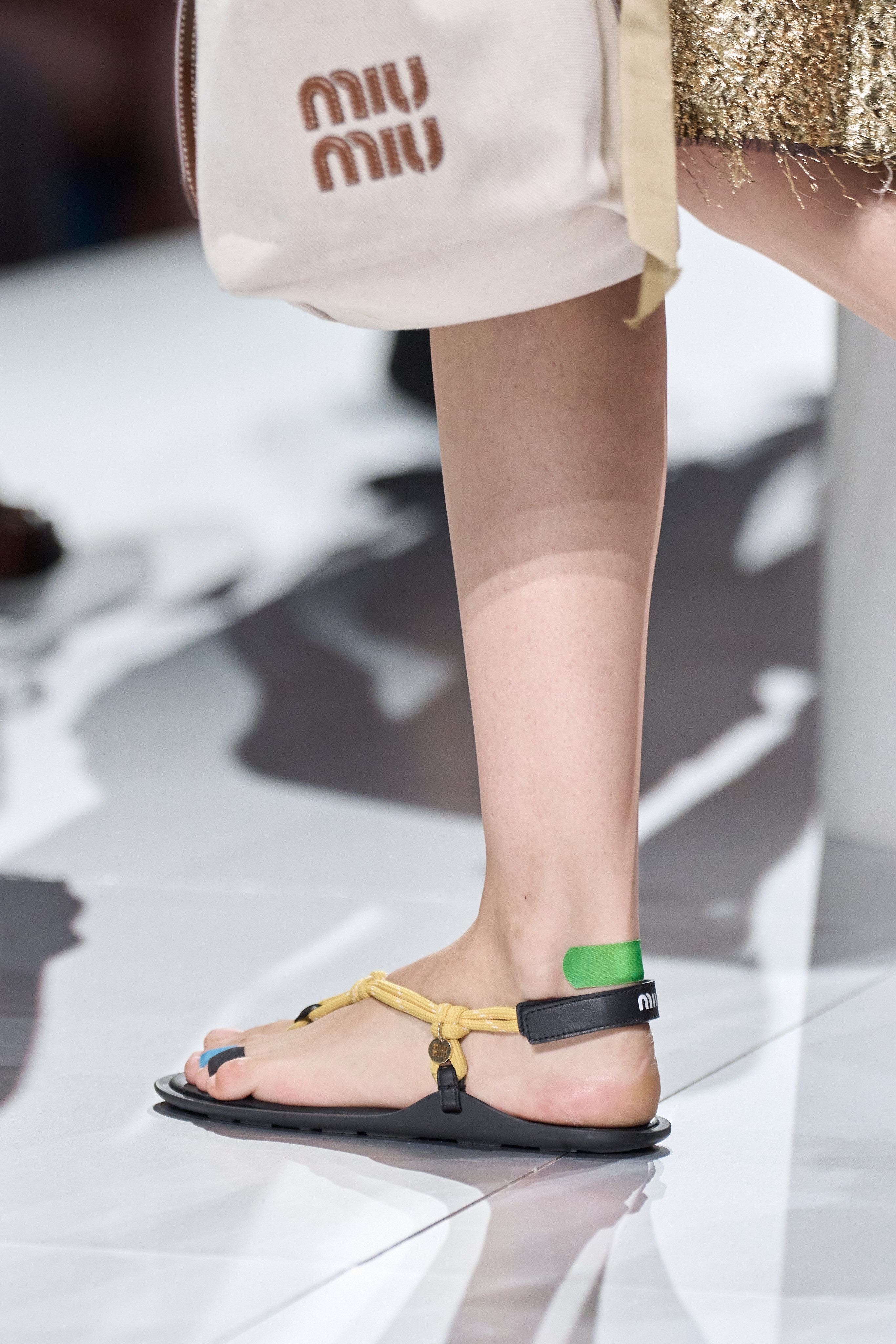 Желейные, рыбацкие и «босоногие»: cамые модные сандалии на лето (фото 35)