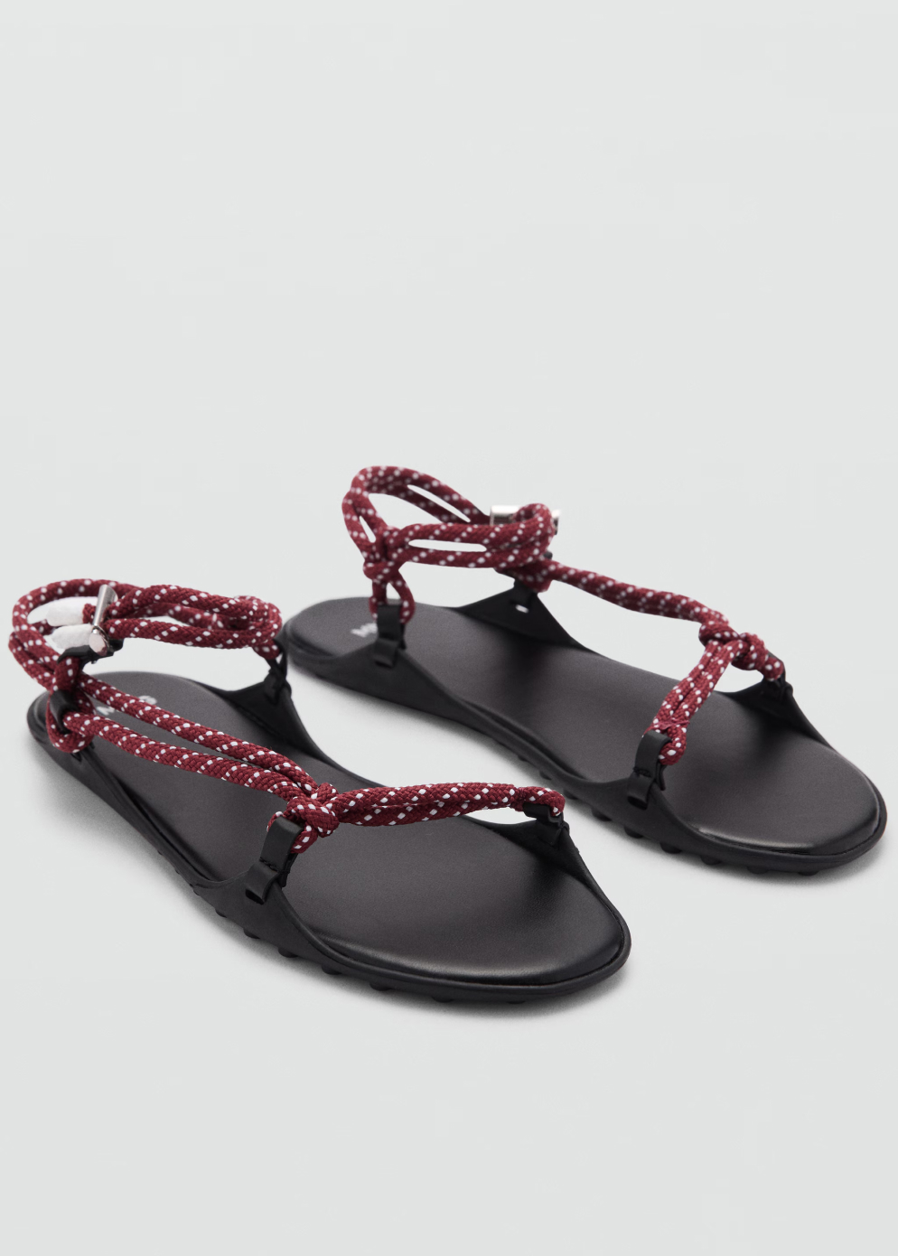 Желейные, рыбацкие и «босоногие»: cамые модные сандалии на лето (фото 39)