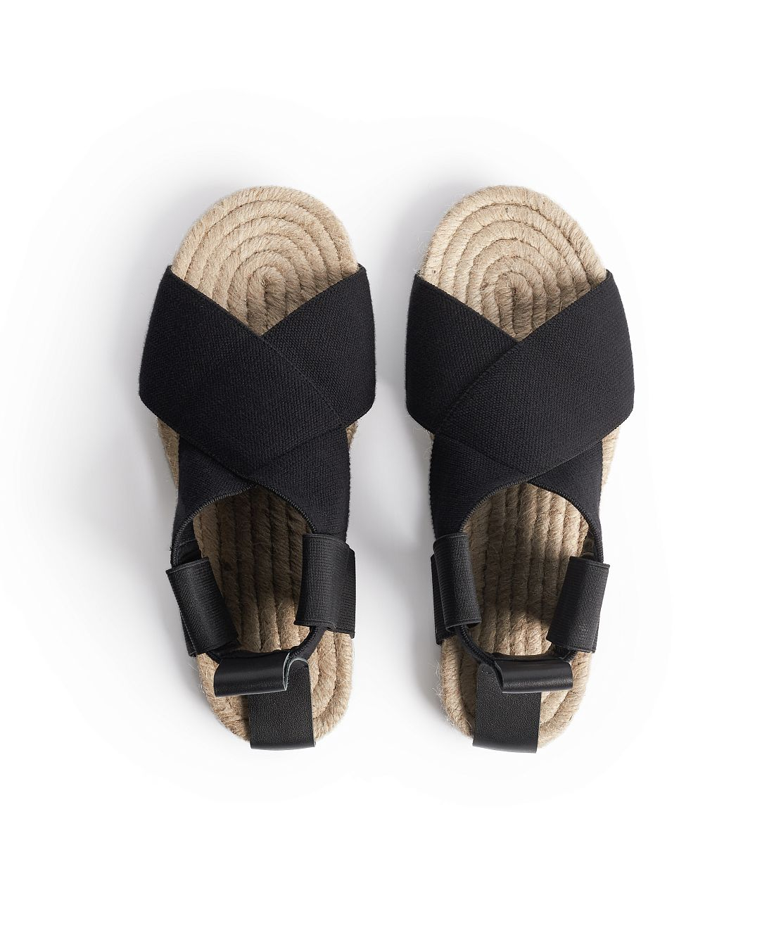 Желейные, рыбацкие и «босоногие»: cамые модные сандалии на лето (фото 65)