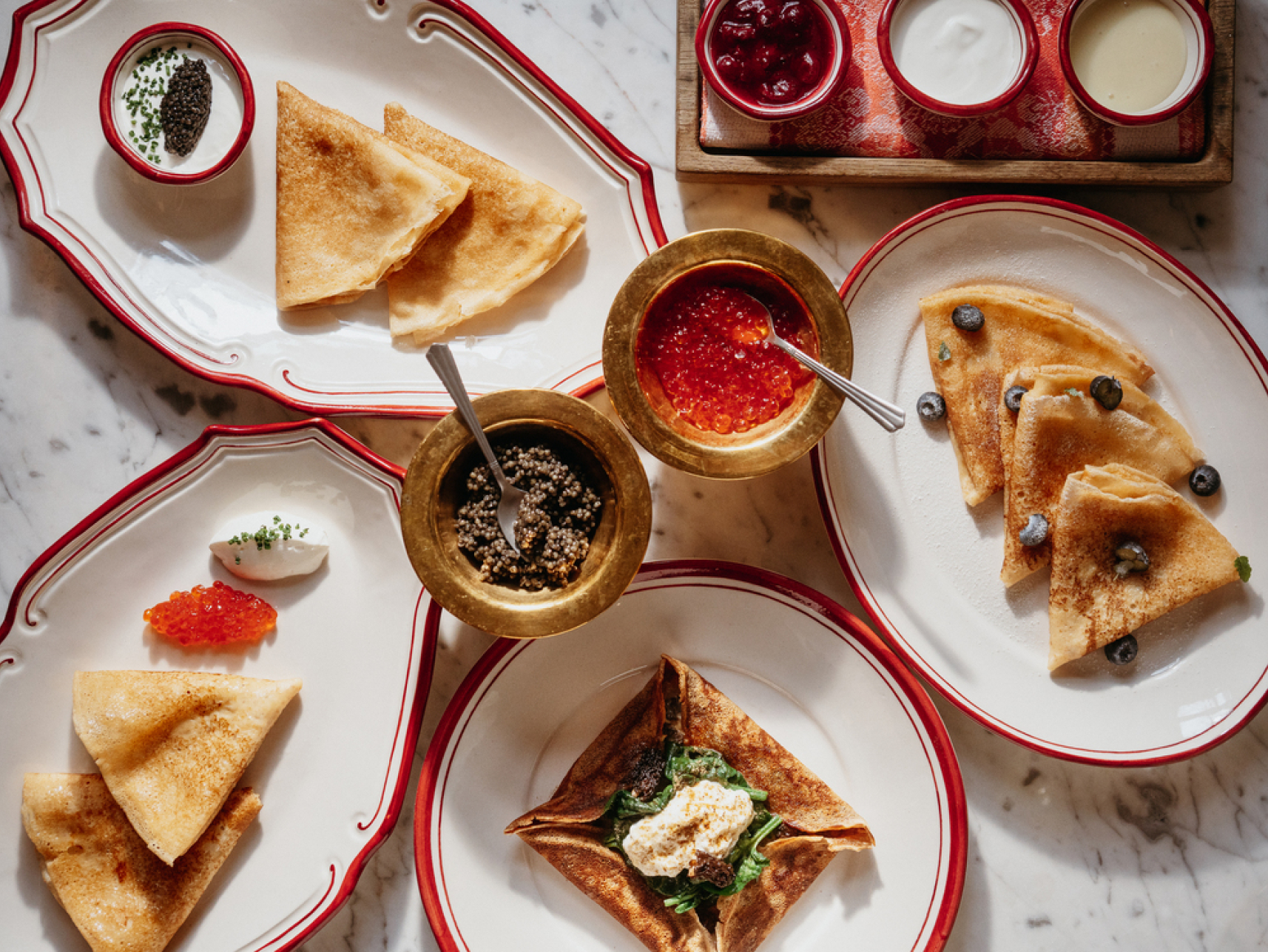 Креп-сюзетт с морошкой и блины с крабом: 15 самых интересных предложений на Масленицу в Москве (фото 15)