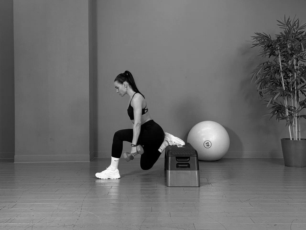 Какие упражнения эффективны для бедер и ягодиц? Показывает тренер (фото 3)