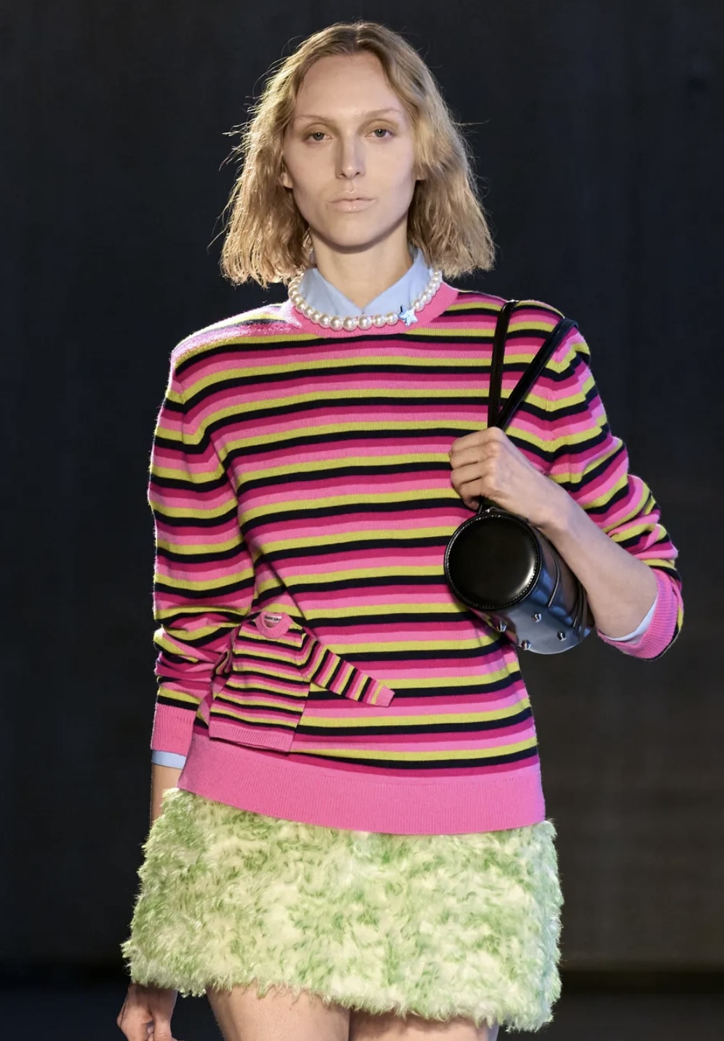 Рисуем граффити на лице и выбрасываем расческу: бьюти-тренды Недели моды осень-зима 2025 (фото 7)