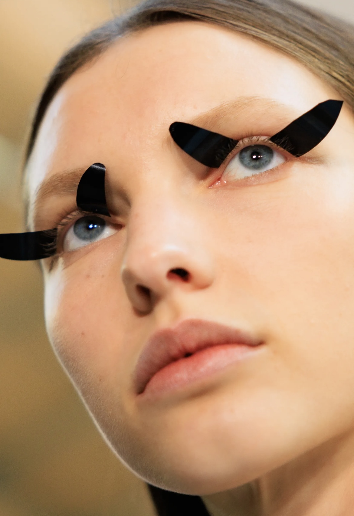 Рисуем граффити на лице и выбрасываем расческу: бьюти-тренды Недели моды осень-зима 2025 (фото 19)