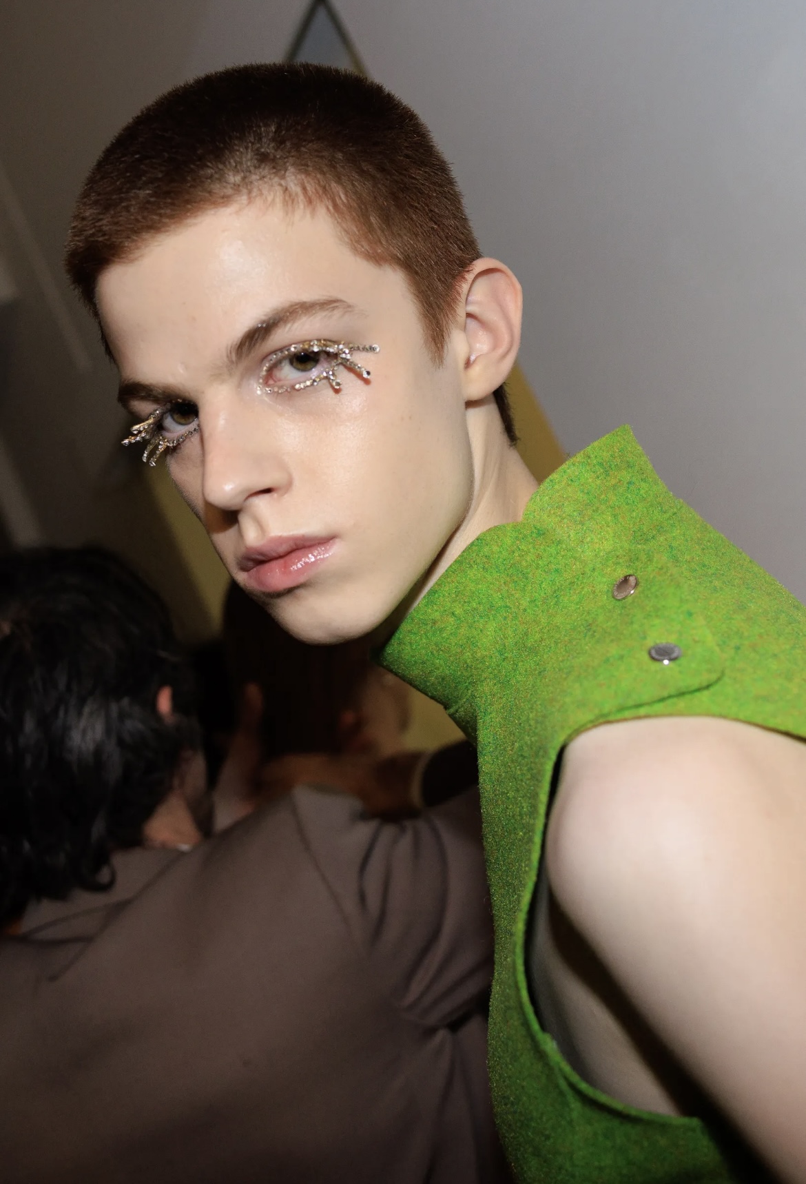 Рисуем граффити на лице и выбрасываем расческу: бьюти-тренды Недели моды осень-зима 2025 (фото 18)