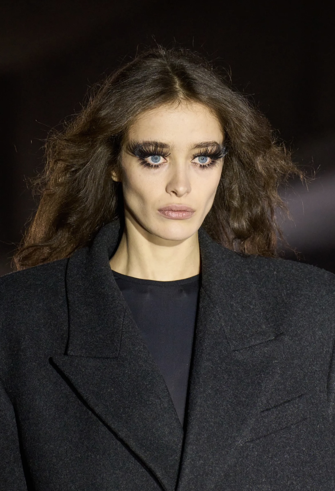 Рисуем граффити на лице и выбрасываем расческу: бьюти-тренды Недели моды осень-зима 2025 (фото 16)